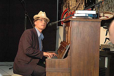 Joscha Zmarzlik singt und spielt Klavier